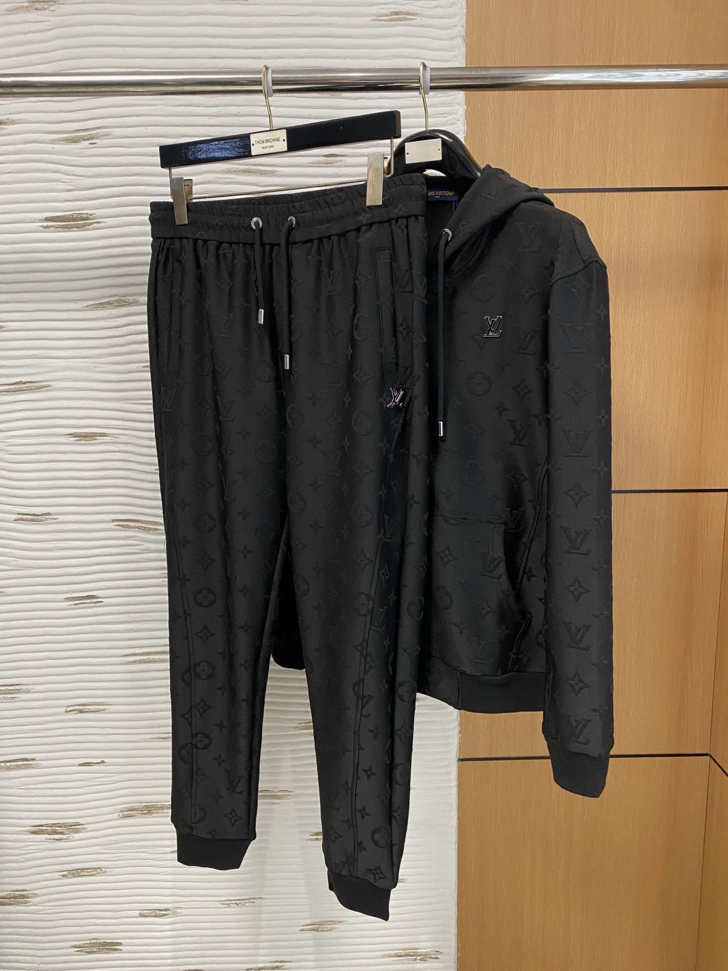 🅿️720 LV hot-selling suit is coming. Focus on the original version of the official website. 2025 new hot-selling cardigan suit. The original order is the best. 🇭🇰The meticulous work of top designers. It has a fitting and perfect upper body effect. All-natural high-quality Tencel Roman cotton 100%, close-fitting comfort, noble and elegant! Original hardware embodies elegance and nobility! Counter size: M-3XL (maximum wear up to 190 pounds)